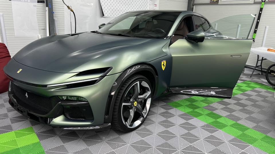 Ferrari verde satinat în atelierul Dayanis Detailing
