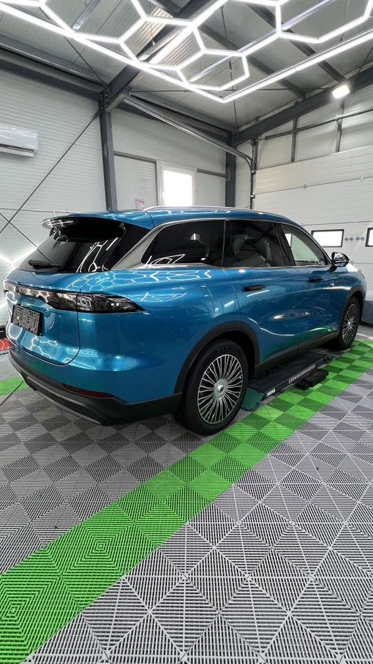 SUV albastru · vedere din atelier, fotografie publicată de Dayanis Detailing