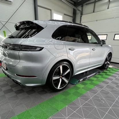 SUV argintiu · exterior, fotografie publicată de Dayanis Detailing