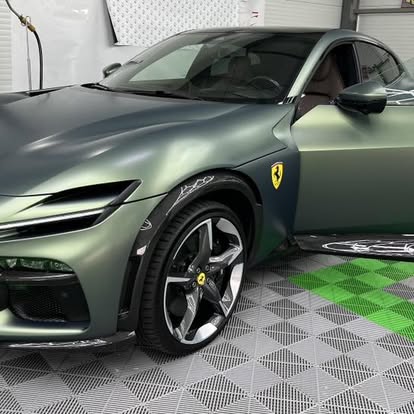 Ferrari · finisaj verde satinat, fotografie publicată de Dayanis Detailing